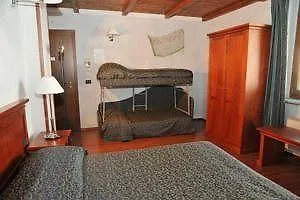 Hotel Clari 3*